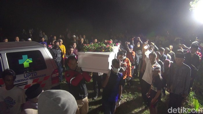 Pemakaman wanita yang tewas terseret banjir di Subang.