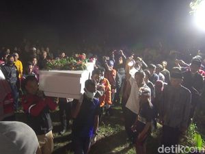 Duka Menyelimuti Pemakaman Pemotor yang Tewas Terseret Arus di Subang