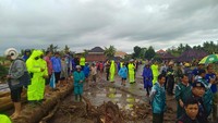 Proses pembersihan jembatan di Jalan Denpasar-Gilimanuk, Jembrana, Bali, pasca banjir bandang, Senin (17/10/2022).