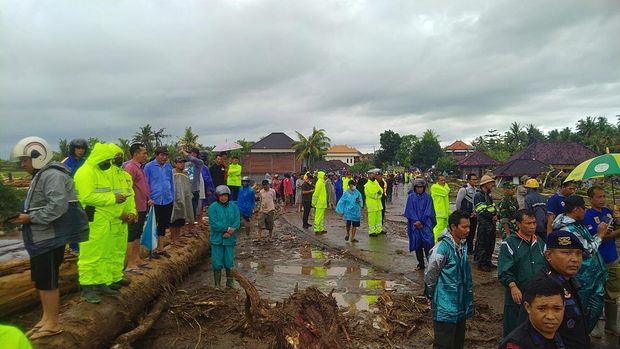 Pembersihan jembatan di Jalan Denpasar-Gilimanuk, Jembrana, Bali, pasca banjir bandang, Senin (17/10/2022).