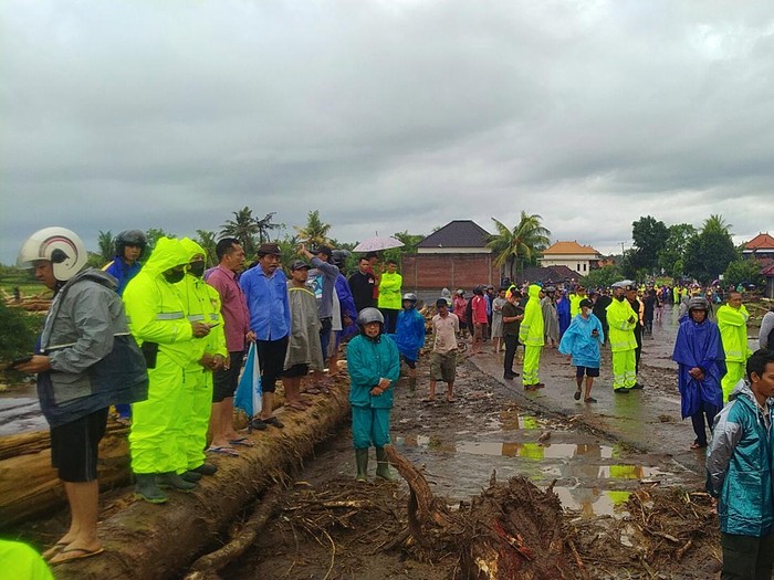 Pembersihan jembatan di Jalan Denpasar-Gilimanuk, Jembrana, Bali, pasca banjir bandang, Senin (17/10/2022).