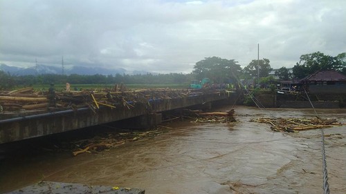 Pembersihan jembatan di Jalan Denpasar-Gilimanuk, Jembrana, Bali, pasca banjir bandang, Senin (17/10/2022).