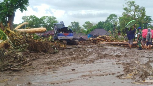 Pembersihan jembatan di Jalan Denpasar-Gilimanuk, Jembrana, Bali, pasca banjir bandang, Senin (17/10/2022).
