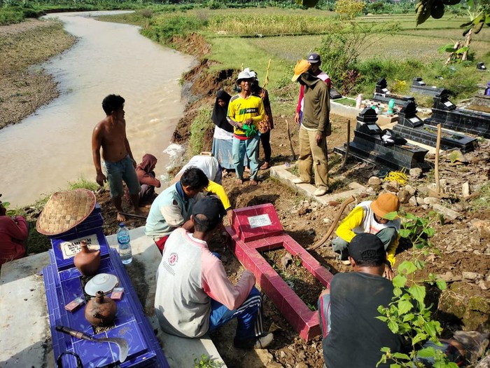 Pemindahan makam di TPU Gedhe Dusun Ngambiawar, Desa Banyakprodo Kecamatan Tirtomoyo, Wonogiri, Oktober 2022.