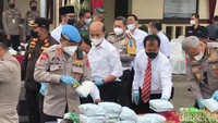 Pada Mei 2022 lalu, Polres Bukittinggi berhasil mengungkap kasus 41,4 kg sabu. Kapolda Sumbar yang saat itu dijabat oleh Irjen Teddy Minahasa menyebut itu adalah pengungkapan narkoba terbesar di Ranah Minang. (Foto: Jeka Kampai/detikSumut)