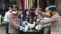 Barang bukti sabu itu dimusnahkan dengan cara direbus pada air mendidih yang sudah dicampur dengan detergen. (Foto: Jeka Kampai/detikSumut)