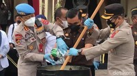 Hanya saja, tak semua barang bukti tersebut dimusnagkan. Dari 41,4 kg sabu yang disita, hanya 35 kg yang dimusnahkan. Irjen Teddy menyebut, sisanya untuk barang bukti di persidangan. (Foto: Jeka Kampai/detikSumut)