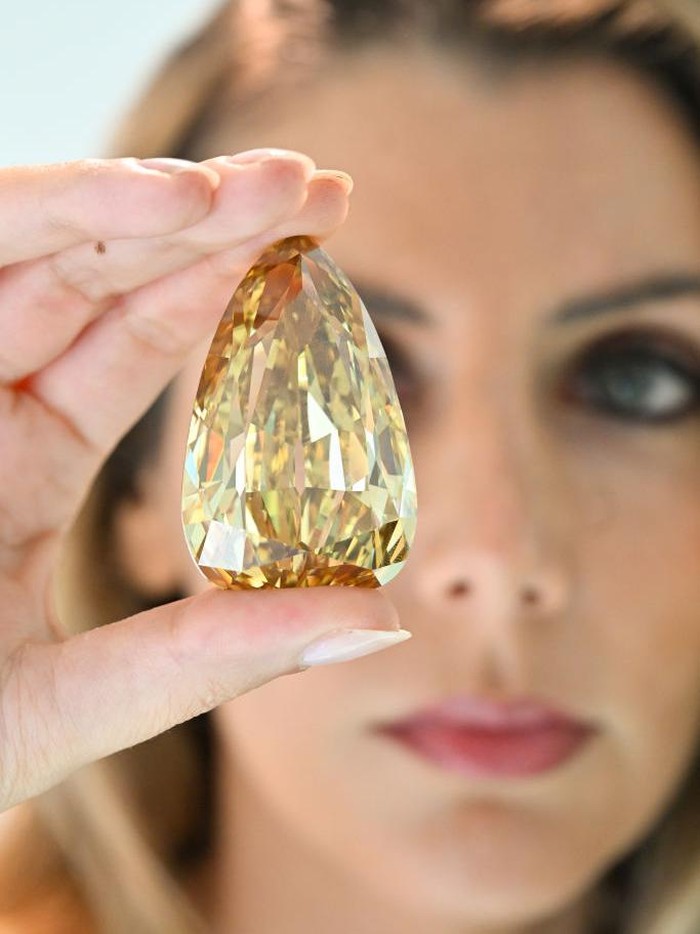 DUBAI, UNITED ARAB EMIRATES - OCTOBER 17: A yellow diamond weighing over 300 carats was unveiled today at Sotheby’s Dubai, pictured with Katia Nounou Boueiz, Head of Sotheby’s UAE on October 17, 2022 in Dubai, United Arab Emirates. The Golden Canary is one of the largest polished diamonds in the world and, at 303.10 Carats, it is the largest flawless or internally flawless diamond ever graded by the Gemological Institute of America (GIA). The diamond will be auctioned at Sotheby’s New York on 7 December, with an estimate in the region of $15 million. It goes on public view in Dubai from today until 19 October, alongside rare luxury items including unique embellished Hermès handbags by Jay Ahr never showcased before in the Middle East, contemporary photographs by Lalla Essaydi and Youssef Nabil and the latest jewelery collection from Gaelle Khouri. (Photo by Cedric Ribeiro/Getty Images for Sotheby's Dubai)