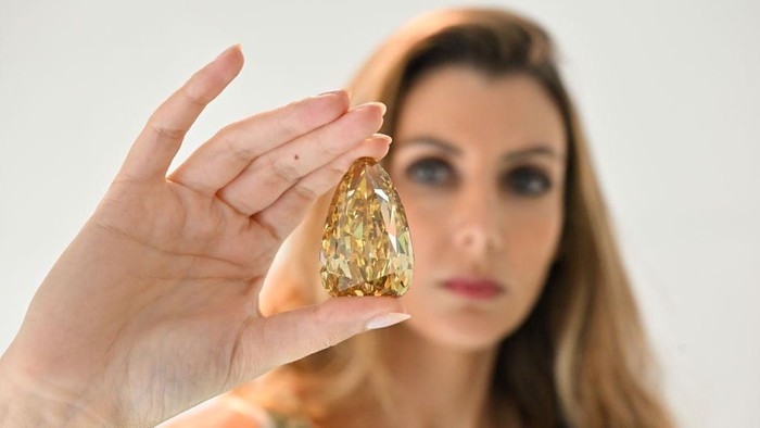 Penampakan Berlian Kuning 300 Karat, Dibanderol Rp 231 Miliar DUBAI, UNITED ARAB EMIRATES - OCTOBER 17: A yellow diamond weighing over 300 carats was unveiled today at Sotheby’s Dubai, pictured with Katia Nounou Boueiz, Head of Sotheby’s UAE on October 17, 2022 in Dubai, United Arab Emirates. The Golden Canary is one of the largest polished diamonds in the world and, at 303.10 Carats, it is the largest flawless or internally flawless diamond ever graded by the Gemological Institute of America (GIA). The diamond will be auctioned at Sotheby’s New York on 7 December, with an estimate in the region of $15 million. It goes on public view in Dubai from today until 19 October, alongside rare luxury items including unique embellished Hermès handbags by Jay Ahr never showcased before in the Middle East, contemporary photographs by Lalla Essaydi and Youssef Nabil and the latest jewelery collection from Gaelle Khouri. (Photo by Cedric Ribeiro/Getty Images for Sotheby's Dubai)