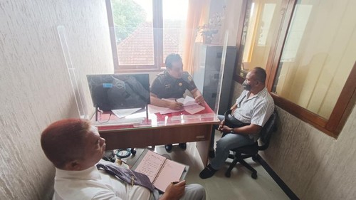 Suasana saat pelimpahan tahap II di Kejari Denpasar