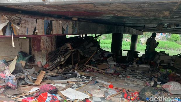 Penghuni kolong Tol Dupak dipindah ke tempat yang lebih layak