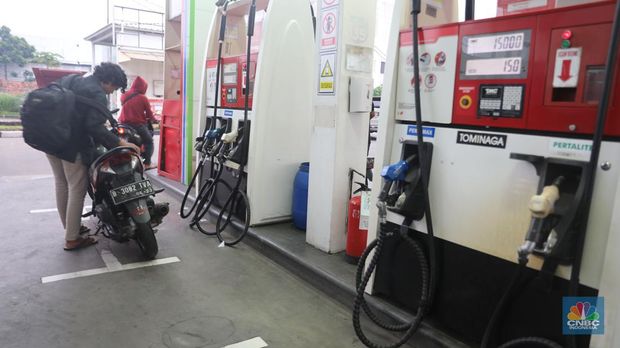Sejumlah warga mengantre untuk melakukan pengisian BBM di SPBU Pertamina di Kawasan Ciputat , Tangeran Selatan, Senin (17/10/2022). (CNBC Indonesia/ Muhammad Sabki)