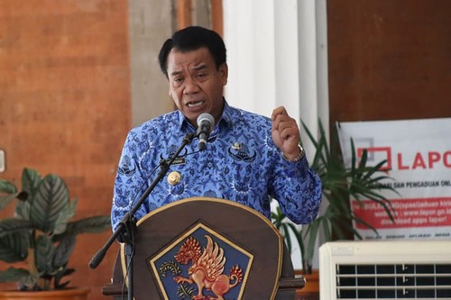 Penjabat (Pj) Bupati Buleleng Ketut Lihadnyana saat memberikan sambutan dalam kegiatan pengucapan ikrar netralitas ASN jelang pemilu 2024 di Lobi Athiti Wisma, Kantor Bupati Buleleng, Senin (17/10/2022). (Made Wijaya Kusuma/detikBali)