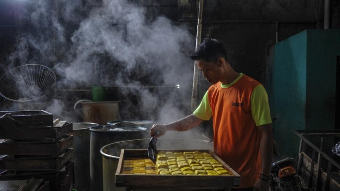 Seorang pedagang membawa tahu dagangannya di Sentra Produksi Tahu Cibuntu, Bandung, Jawa Barat, Senin (17/10/2022). Pengusaha pabrik tahu di Sentra Produksi Cibuntu menaikkan harga tahu dari Rp50 ribu menjadi Rp60 ribu per papan serta tempe dari Rp12 ribu menjadi Rp 13 ribu per kilogram imbas dari kenaikan harga kacang kedelai. ANTARA FOTO/Raisan Al Farisi/aww.