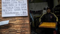 Pengusaha pabrik tahu di Sentra Produksi Cibuntu menaikkan harga tahu dari Rp50 ribu menjadi Rp60 ribu per papan serta tempe dari Rp12 ribu menjadi Rp 13 ribu per kilogram imbas dari kenaikan harga kacang kedelai.