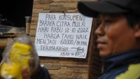 Seorang pedagang memasukan tahu ke dalam plastik saat mengambil dagangannya di Sentra Produksi Tahu Cibuntu, Bandung, Jawa Barat, Senin (17/10/2022).