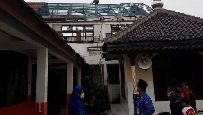 Perbaikan atap SDN Pancoranmas 3 sudah dimulai.