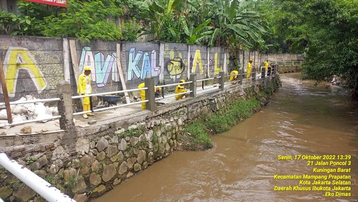 Perbaikan pagar pinggir kali di Kuningan Barat, Mampang Prapatan, Jakarta Selatan