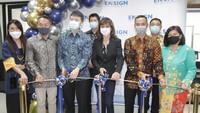 Group Chief Executive Officer Ensign InfoSecurity Tammie Tham, Executive Vice President, International Business Ensign InfoSecurity Charles Ng, dan Head of Consulting and Business Ensign InfoSecurity Adithya Nugraputra berbincang di sela-sela peresmian pembukaan kantor baru PT Ensign InfoSecurity Indonesia di Jakarta.