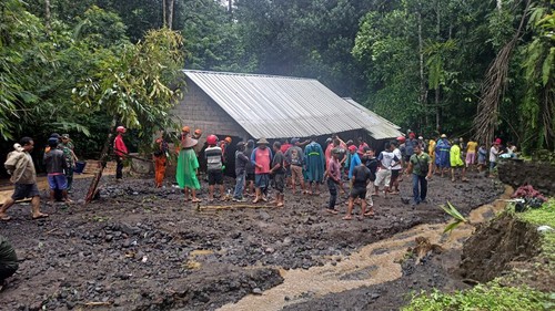 Petugas dari Basarnas, BPBD dan juga masyarakat sedang berusaha mencari korban hilang terseret arus di Banjar Santi, Desa dan Kecamatan Selat, Kabupaten Karangasem, Senin (17/10/2022).