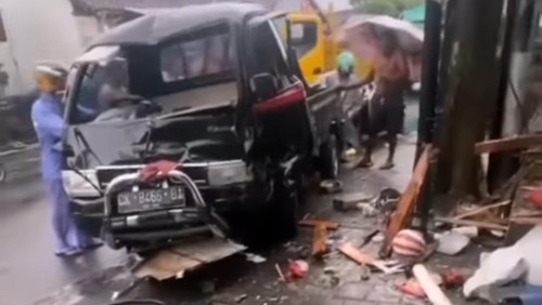 Situasi TKP usai mobil pikap menabrak sebuah warung sembako di Kerobokan, Kuta Utara, Badung Senin (17/10/2022).