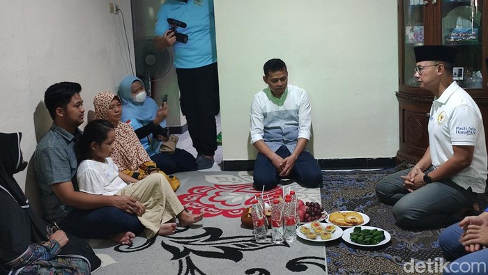 Pimpinan Komisi VII DPR RI melayat ke rumah duka mahasiswi IPB yang meninggal akibat hanyut terseret banjir ke gorong-gorong Jalan Dadali, Kota Bogor. (Rizky AM/detikcom)