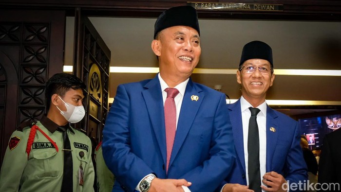 Pj Gubernur DKI Heru-Ketua DPRD Kompak Berjas Biru di Paripurna Pj Gubernur DKI Jakarta Heru Budi Hartono menghadiri rapat paripurna DPRD perdananya. Ia bersama Ketua DPRD DKI Jakarta Prasetio Edi Marsudi kompak memakai jas biru.