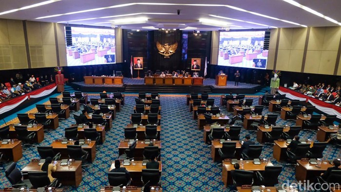 Pj Gubernur DKI Jakarta Heru Budi Hartono menghadiri rapat paripurna DPRD perdananya. Ia bersama Ketua DPRD DKI Jakarta Prasetio Edi Marsudi kompak memakai jas biru.