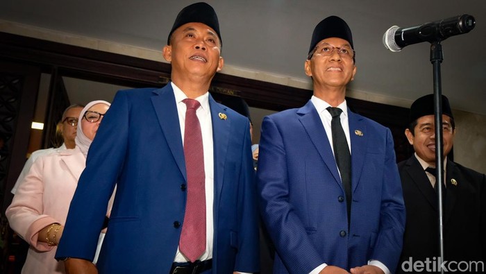 Pj Gubernur DKI Jakarta Heru Budi Hartono menghadiri rapat paripurna DPRD perdananya. Ia bersama Ketua DPRD DKI Jakarta Prasetio Edi Marsudi kompak memakai jas biru.