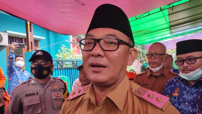 Plt Bupati Bogor Iwan Setiawan melayat ke rumah duka mahasiswi IPB Adzra alias Ara (20), yang ditemukan meninggal usai hanyut terseret banjir di gorong-gorong Jalan Dadali, Kota Bogor, Jawa Barat (Jabar).
