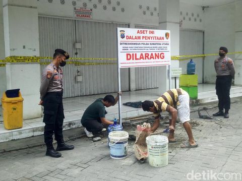 Polda Sumut sita aset Apin BK di Jalan Boulevard Timur, Kompleks Cemara Asri.