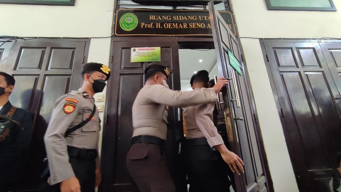 Polisi amankan sidang perdana Ferdy Sambo di PN Jaksel. Kapores Jaksel Kombes Ade Ary Syam memantau proses pengamanan.