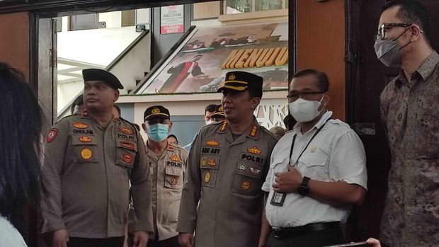 Polisi amankan sidang perdana Ferdy Sambo di PN Jaksel. Kapores Jaksel Kombes Ade Ary Syam memantau proses pengamanan.