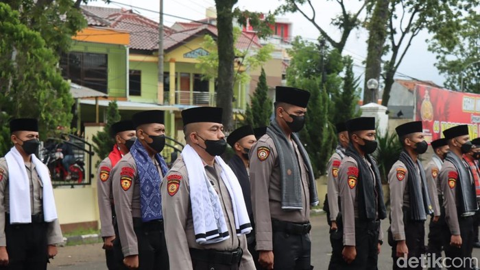 Polisi Garut berpakaian ala santri.