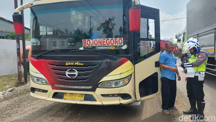 Polisi menilang bus yang lawan arah