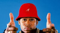 LL Cool J adalah salah satu yang pertama membawa perhiasan ke tingkat baru yang sangat besar, sebagaimana dibuktikan oleh tali dookie tebal dan cincin multi-jari yang dikenakannya pada tahun 1986. (Janette Beckman)