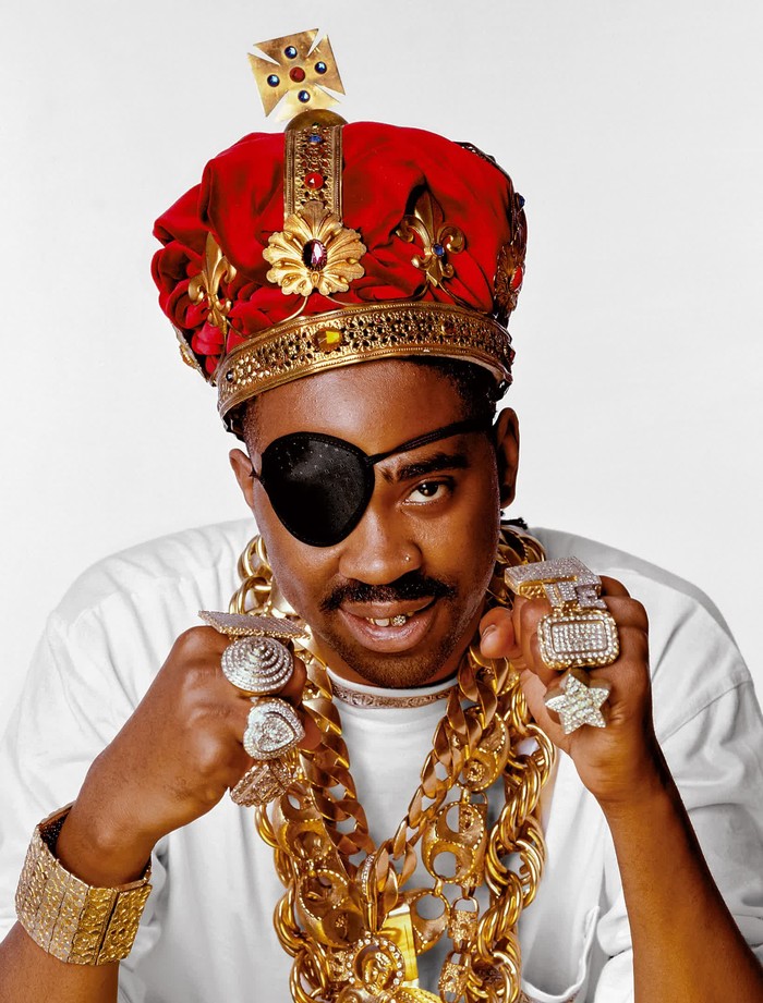 Bagi sebagian orang, perhiasan berkilau merupakan penghormatan dan tradisi raja Afrika kuno. Bagi yang lain, ini tentang status 'kerajaan' para rapper.