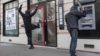 Massa aksi juga merusak salah satu kantor bank di Paris.
