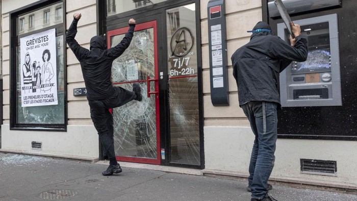 Ribuan orang turun ke jalan-jalan di Paris, Prancis. Mereka menggelar aksi memprotes kenaikan harga.