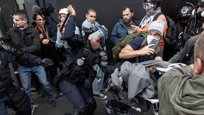 Potret Paris Diguncang Protes Biaya Hidup Mahal