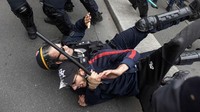 Polisi dan demonstran sempat bentrok. Bahkan seorang polisi dan demonstran sempat terjatuh saat demo berlangsung ricuh.