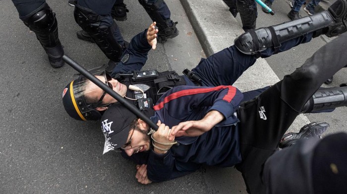 Potret Paris 'Diguncang' Protes Biaya Hidup Mahal Ribuan orang turun ke jalan-jalan di Paris, Prancis. Mereka menggelar aksi memprotes kenaikan harga.