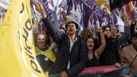 Demonstran menggelar aksi di Paris, Prancis, Minggu (16/10/2022) waktu setempat. 