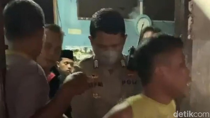 Pria mabuk ditangkap polisi karena membakar ibu dan menganiaya adiknya.