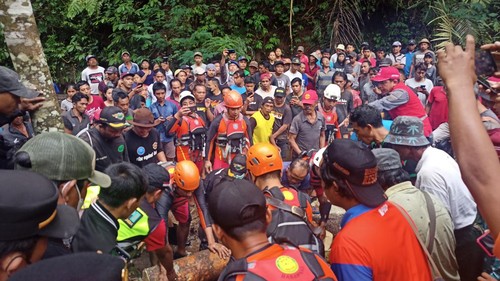 Proses evakuasi terhadap korban I Gusti Ngurah Wedana Putra di wilayah, Banjar Santi, Desa dan Kecamatan Selat, Kabupaten Karangasem, Bali, Senin (17/10/2022). (foto: I Wayan Selamat Juniasa/detikBali)