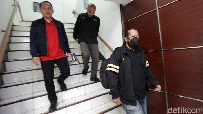 PSTI Diperiksa Komnas HAM Terkait Tragedi Kanjuruhan Paguyuban Suporter Timnas Indonesia (PSTI) memenuhi panggilan Komnas HAM. Mereka diperiksa terkait tragedi Kanjuruhan.