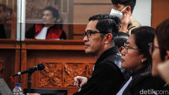 Sidang dakwaan Putri Candrawathi digelar di Pengadilan Negeri Jakarta Selatan, Senin (17/10/2022). Putri didakwa bersama-sama dengan suaminya, Ferdy Sambo, melakukan pembunuhan berencana terhadap Brigadir Nopriansyah Yosua Hutabarat.