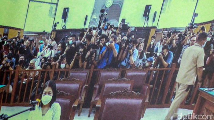 Sidang dakwaan Putri Candrawathi digelar di Pengadilan Negeri Jakarta Selatan, Senin (17/10/2022). Putri didakwa bersama-sama dengan suaminya, Ferdy Sambo, melakukan pembunuhan berencana terhadap Brigadir Nopriansyah Yosua Hutabarat.