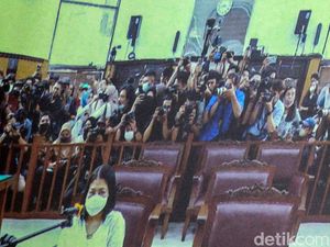 Putri Candrawathi Disorot Bercanda di Sela Sidang, Ini Kata Pengacara