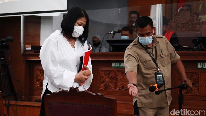 Sidang dakwaan Putri Candrawathi digelar di Pengadilan Negeri Jakarta Selatan, Senin (17/10/2022). Putri didakwa bersama-sama dengan suaminya, Ferdy Sambo, melakukan pembunuhan berencana terhadap Brigadir Nopriansyah Yosua Hutabarat.